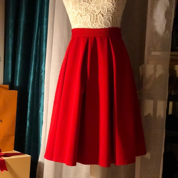 Red hi-waisted knee length skirt. ❤️